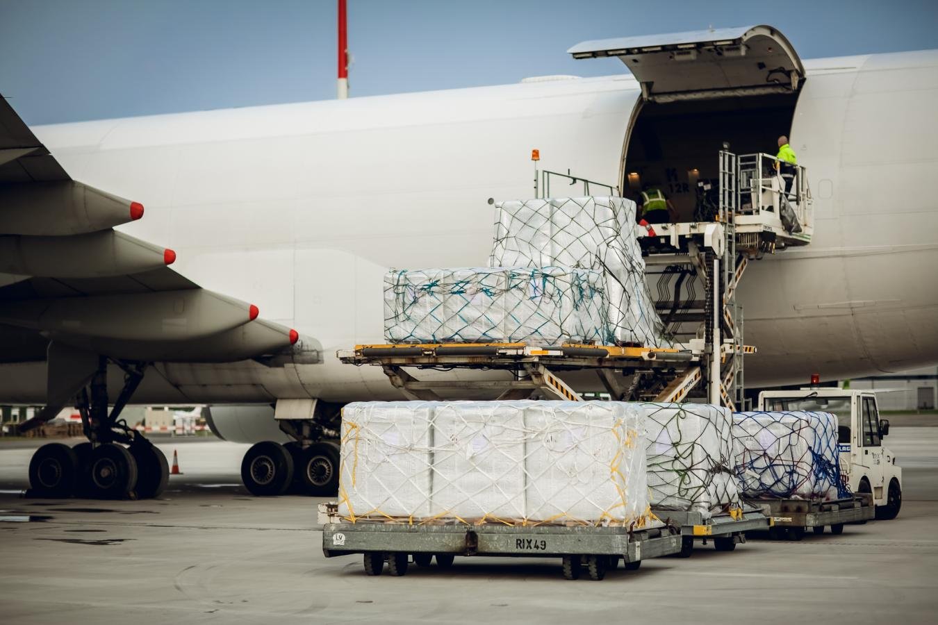 On-airport cargo unloading